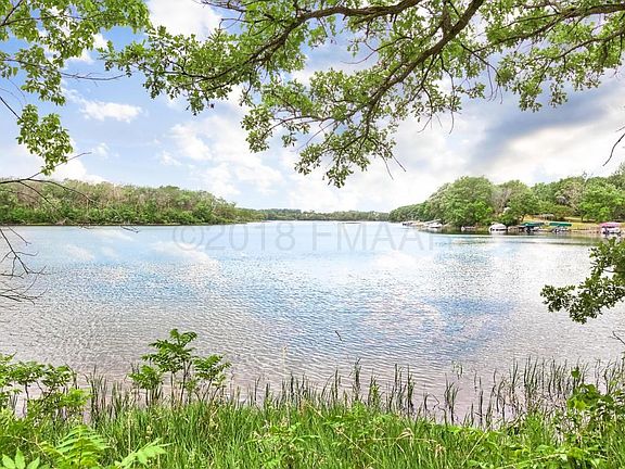 Lakeshore on Lee Lake!