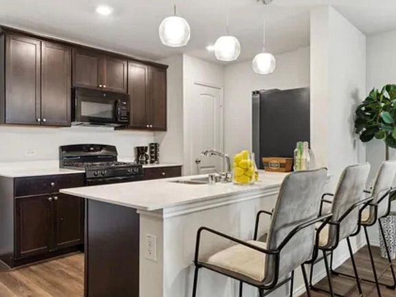 3rd image of 425 Sweetshade Ln