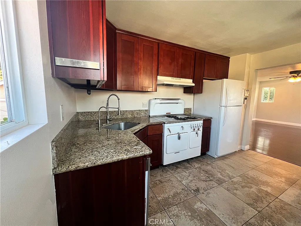 3 bed, 1012 sqft, $3,500 — Photo 3
