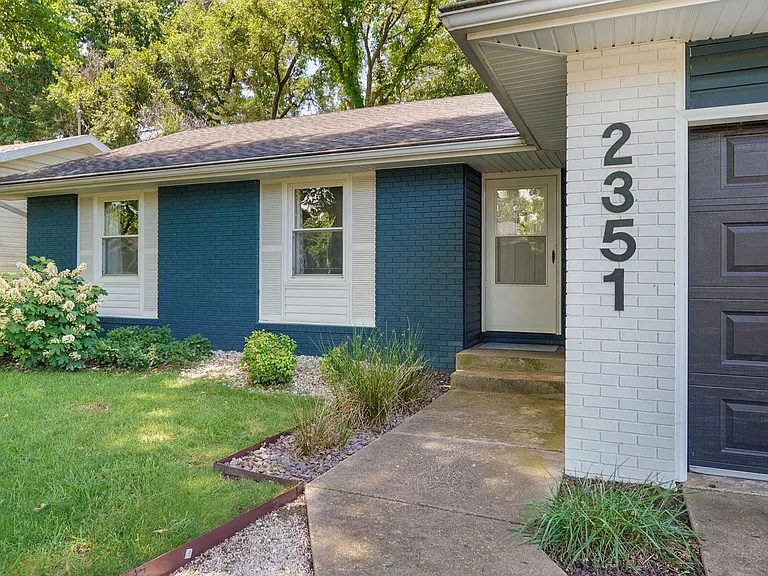 2351 S Rogers Ave — Photo 4