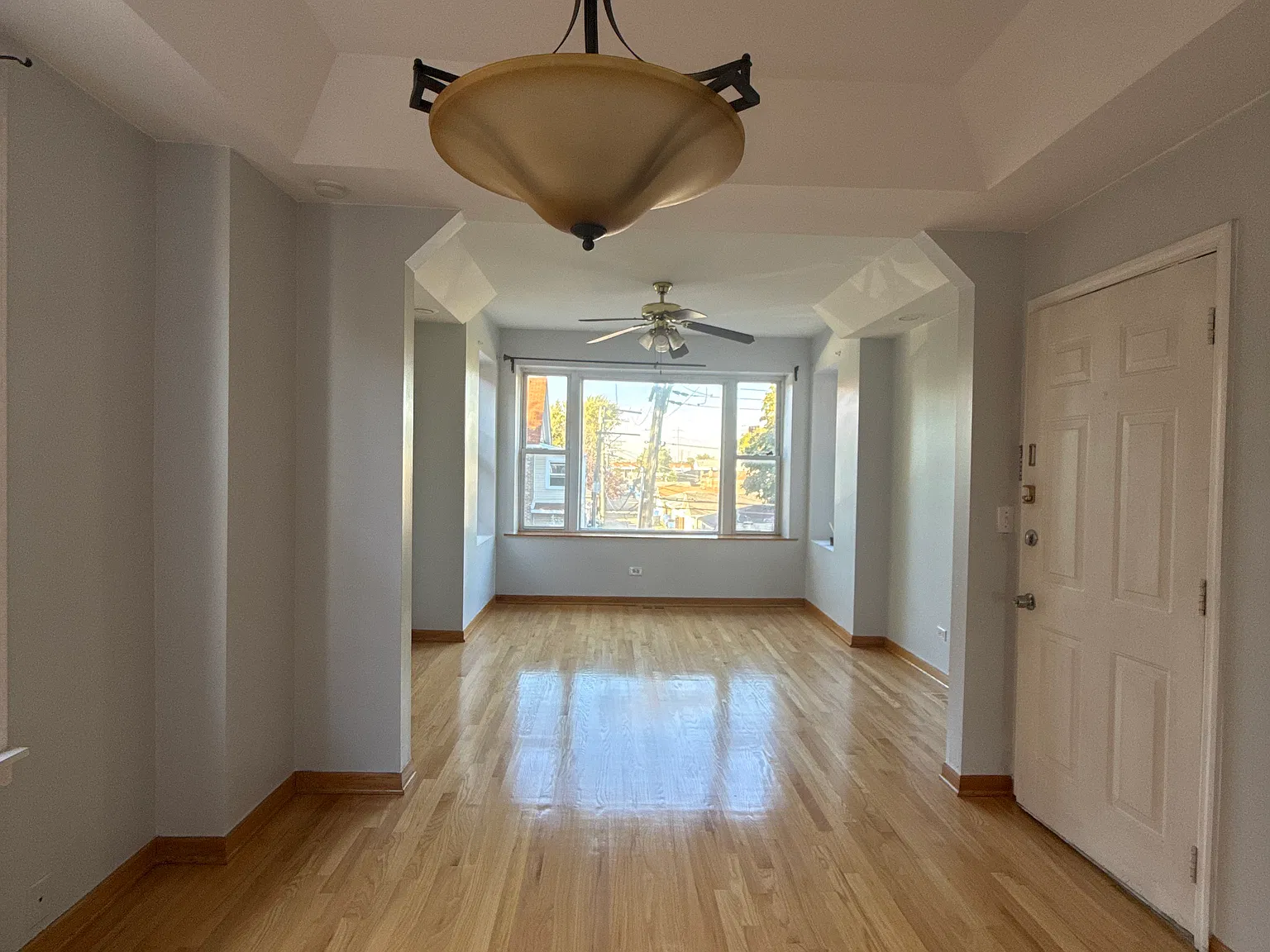 3 bed, 900 sqft, $1,700 — Photo 1