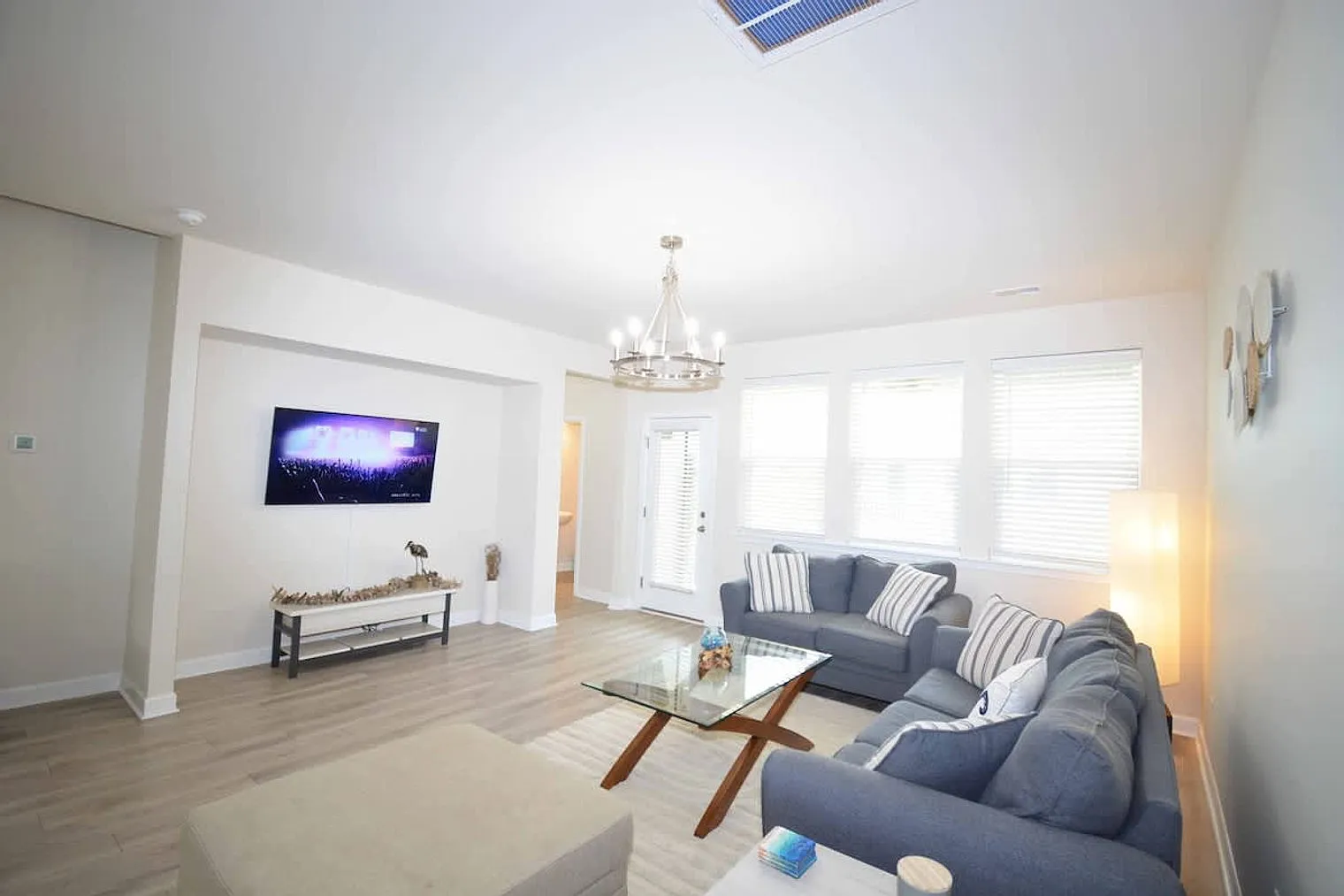 3 bed, 2.0 bath, 2690 sqft, $3,480 — Photo 2