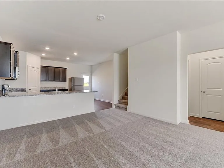 1001 Riverdale Cv — Photo 2