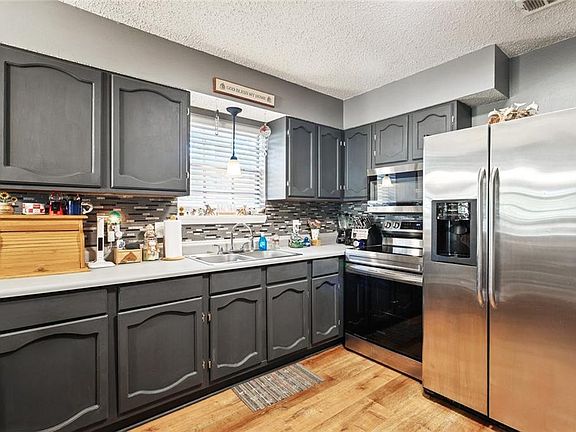 5th image of 2102 Oriole St