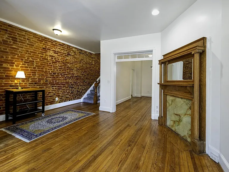 145 Thomas St NW — Photo 4