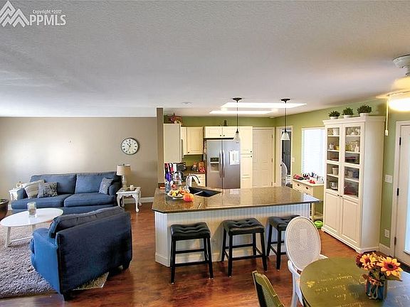 Open concept kitchen/living