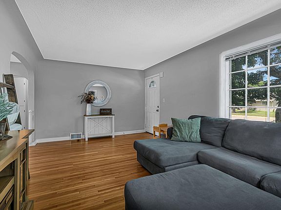3rd image of 656 E Saint Germain St