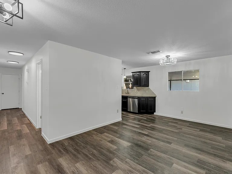 1803 Bluebonnet Ln — Photo 10