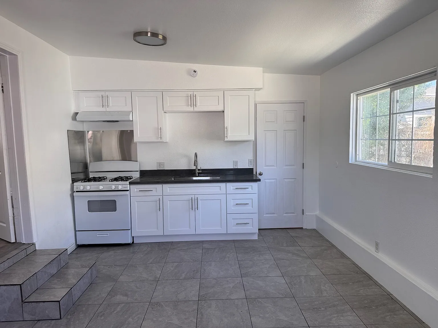 2 bed, 580 sqft, $2,400 — Photo 1