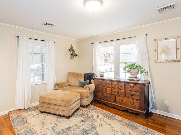 4th image of 672 Waller Cemetery Rd