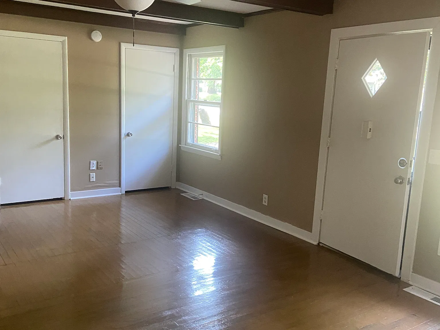 2 bed, 1000 sqft, $1,300 — Photo 2