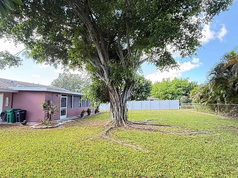 864 SE Festivo Ct — Photo 1