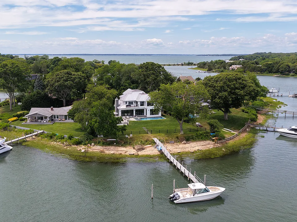 82 Harbor Dr