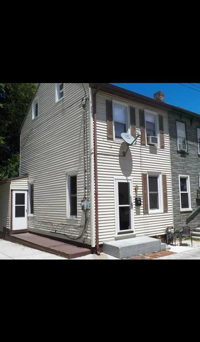 3 bed, 1.5 bath, 1048 sqft, $1,200 — Photo 1