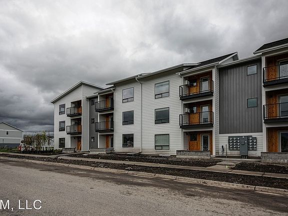 2nd image of 1185 Twin Lakes Ave APT Q