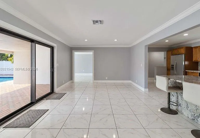 913 SW 49th Ave — Photo 9