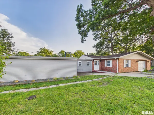 327 Elm Ln, Petersburg, IL 62675