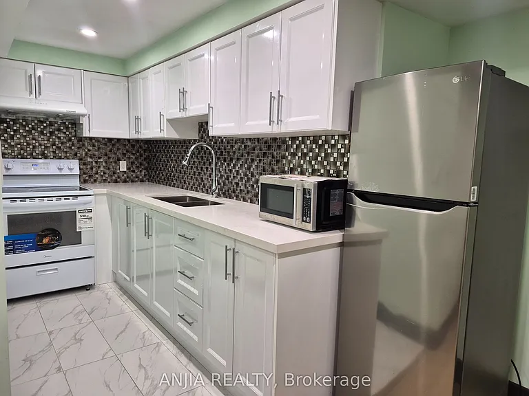742 Hammersly Blvd #BASEMENT — Photo 11