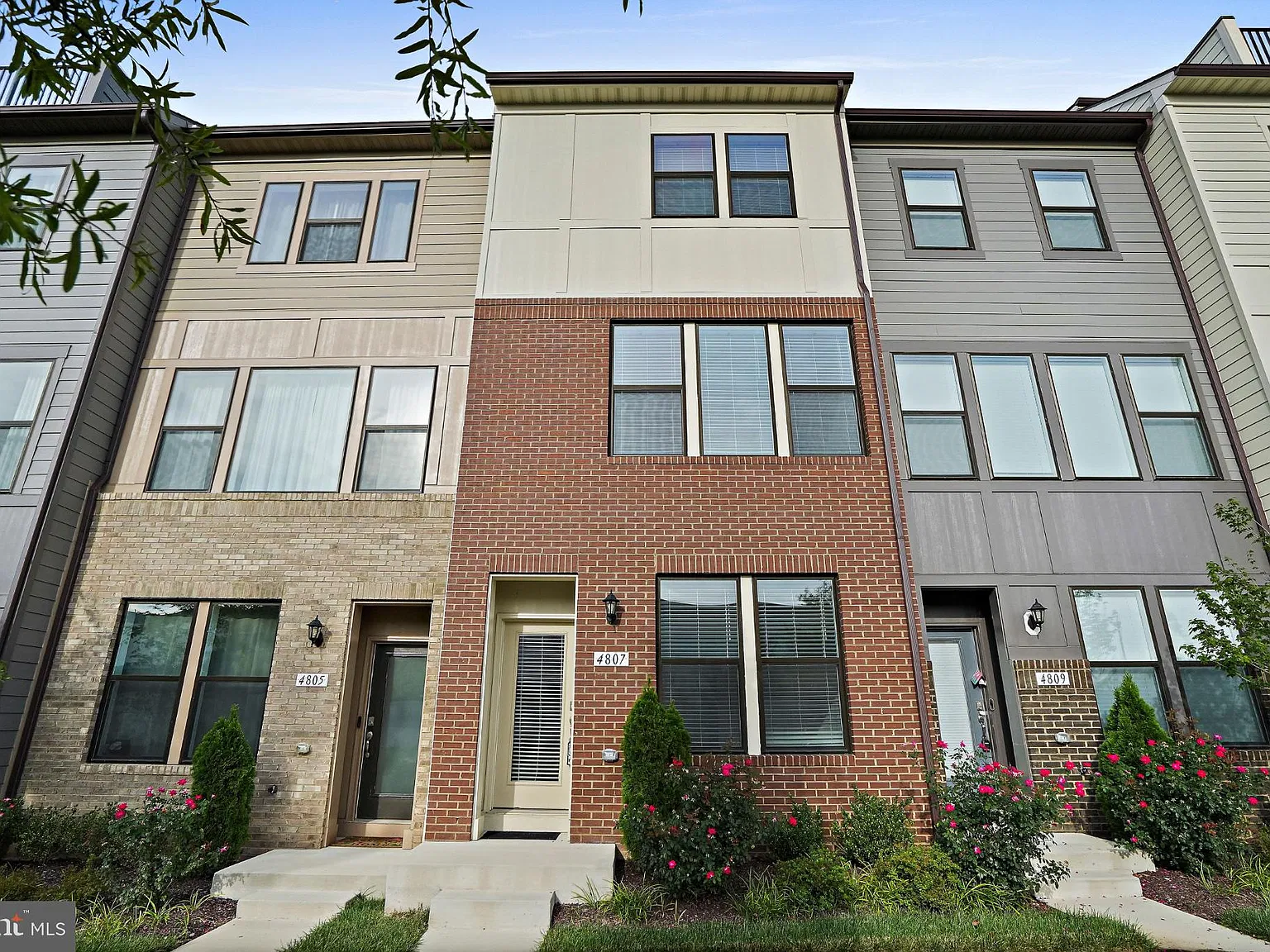 3 bed, 3.5 bath, 2722 sqft, $3,300 — Photo 1