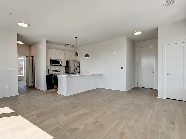 115 W Hamburg — Photo 93