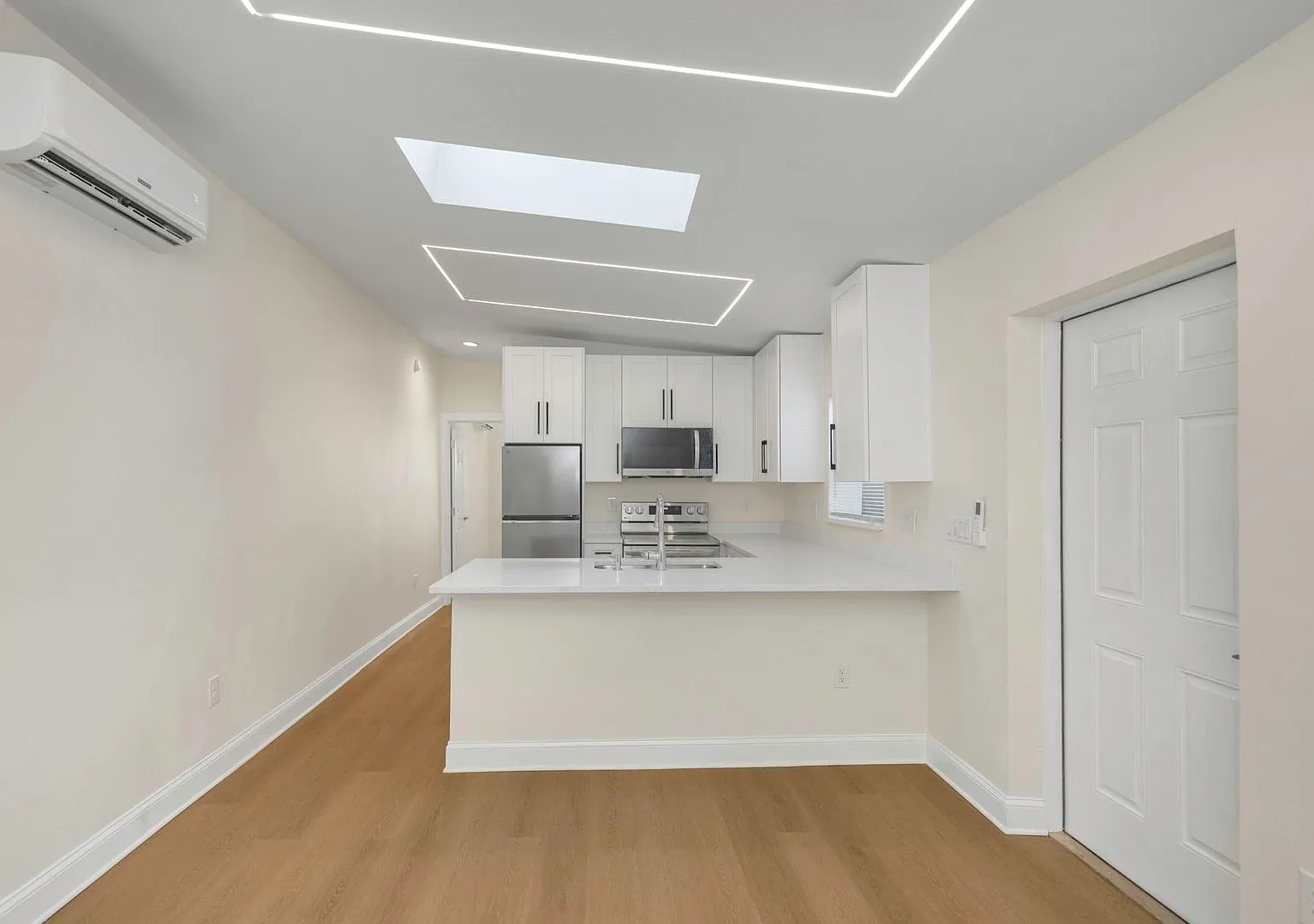 Charming 2 Bedroom, 2 Bathroom Dunedin Triplex Prime Location! Coming Soon — Photo 4