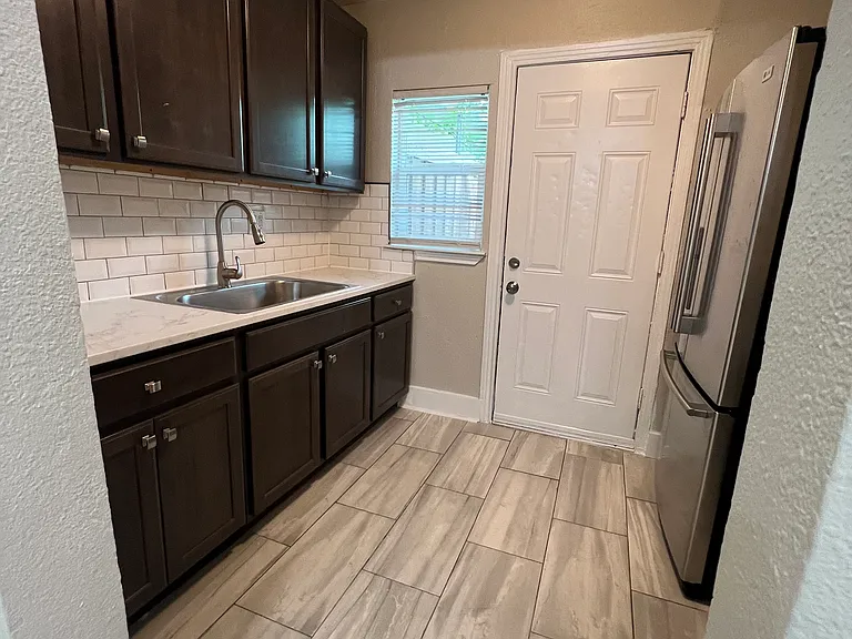 706 S Henderson Ave — Photo 4