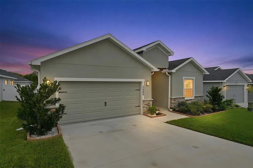3 bed, 2.5 bath, 2092 sqft, $2,400 — Photo 2