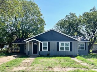 104 10th St, Comanche, TX 76442