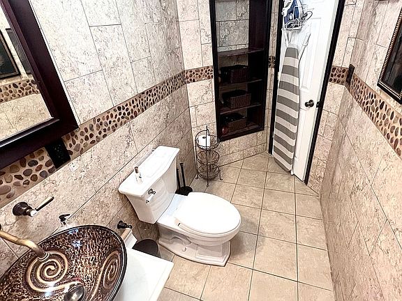 5th image of 231 Vernon Ave #1