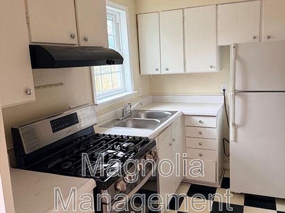2nd image of 226 Oak St APT B