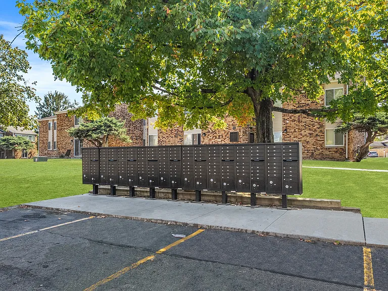 Franklin Manor Apartments — Photo 9
