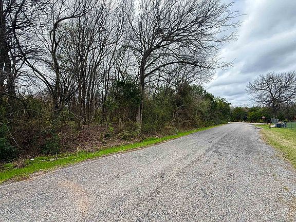 2nd image of 3922 Hedge Row St