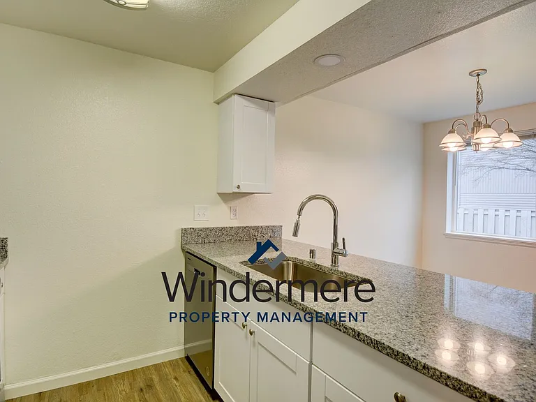 141 SW 6th Ave — Photo 2