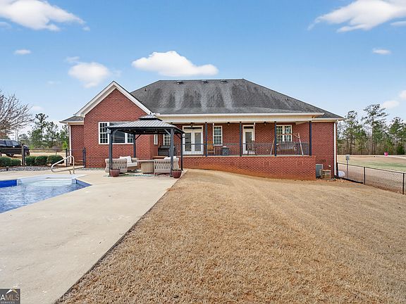 5th image of 401 English Rd