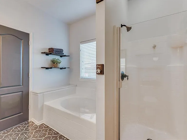 317 Sheridan Rd — Photo 16