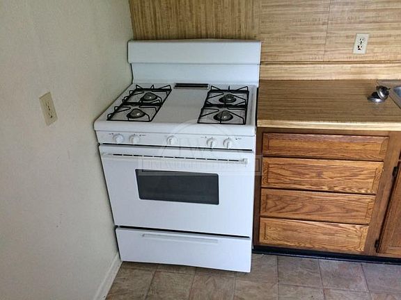 4th image of 909 S 6th St
