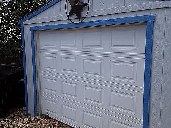 Garage w/work bench & storage