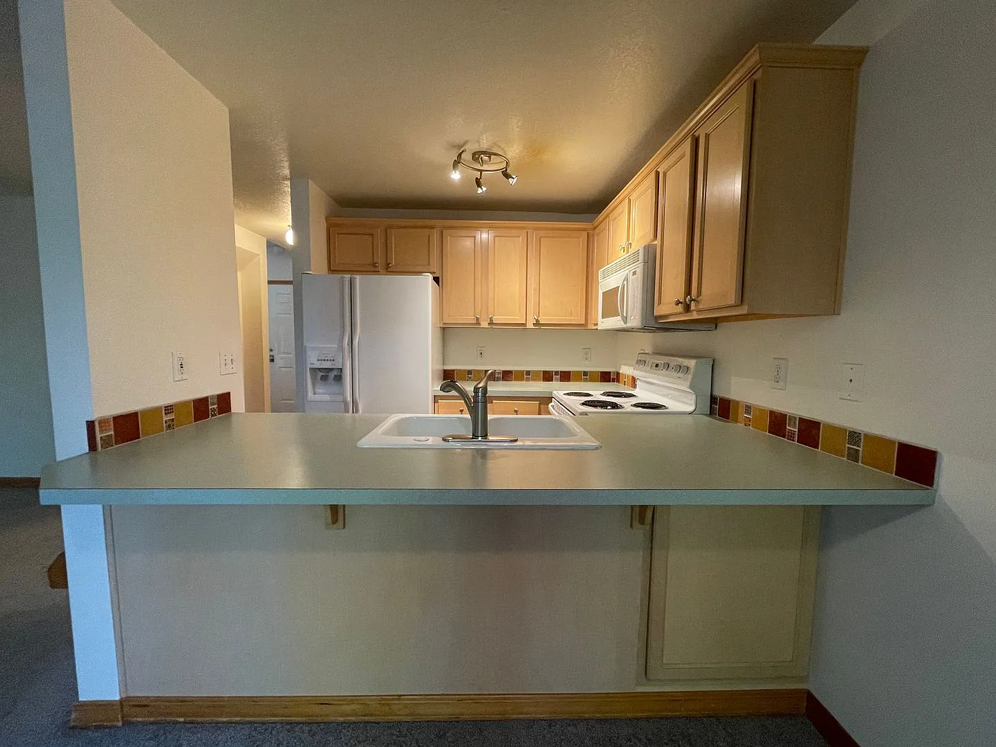 SE Portland 3 bd 2.5 ba Townhome Pet Friendly* with AC, Washer & Dryer, Garage ~ Rockwood Neighbo... — Photo 3