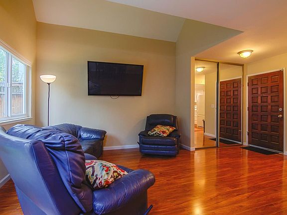 4th image of 2351 Shelley Ave