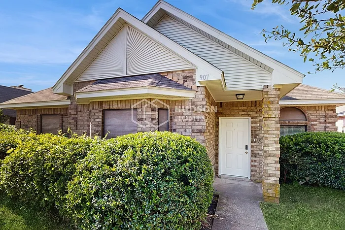 907 Walters Dr — Photo 3