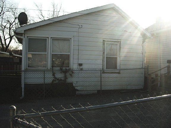 2nd image of 912 Treat St