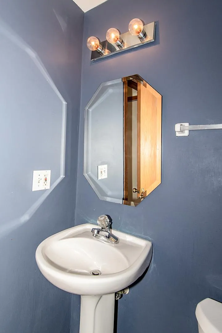 4133 Blackstone Dr — Photo 2