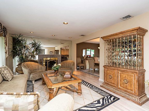 4th image of 76 Morewood Oaks