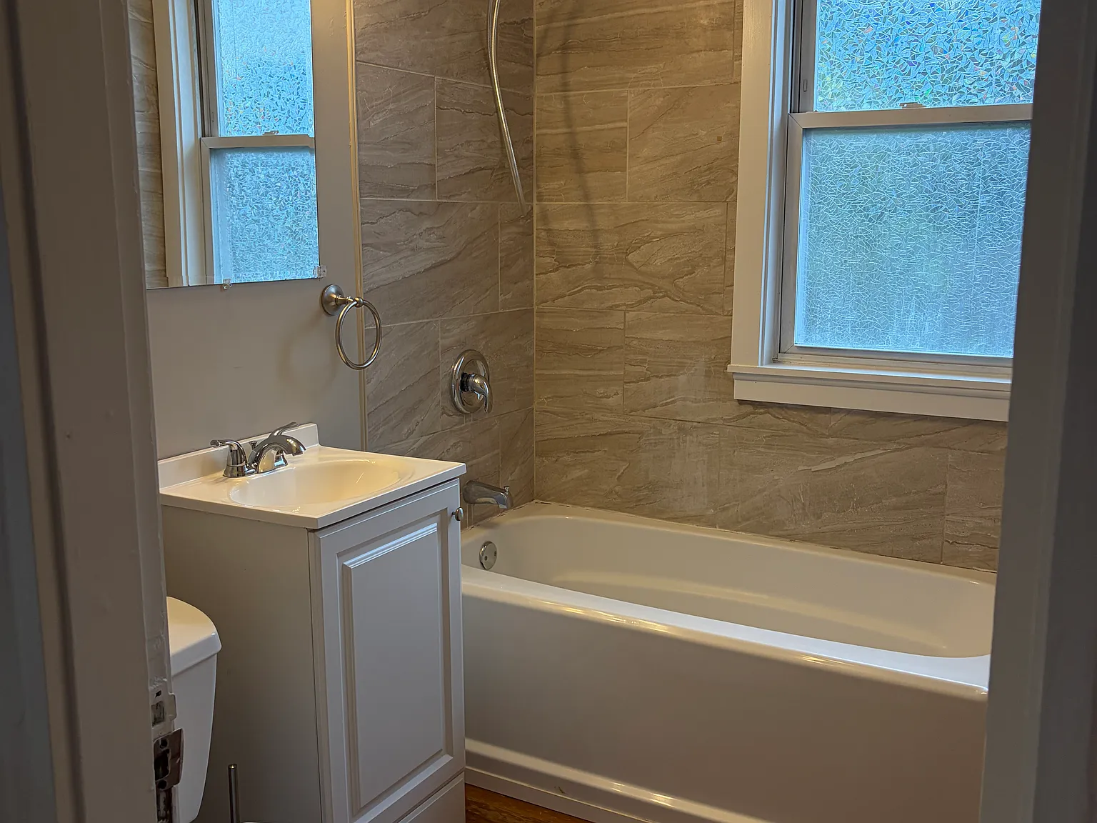 3 bed, 1200 sqft, $2,400 — Photo 3