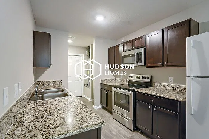 3 bed, 2.0 bath, 1090 sqft, $1,549 — Photo 4