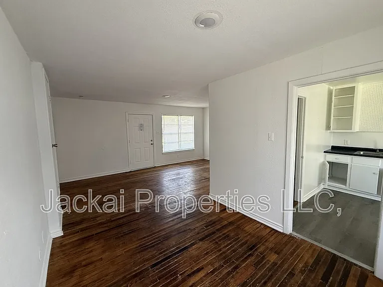 15 Macarthur Dr #B — Photo 3