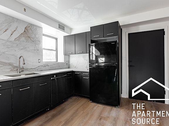 3rd image of 3138 W Schubert Ave #2R