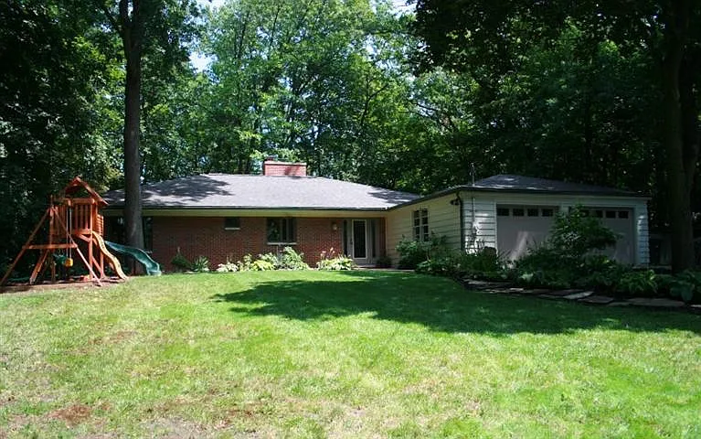 1692 Glenwood Rd photo 1