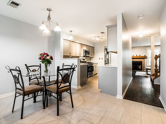 4th image of 284 Ashbury Ln E