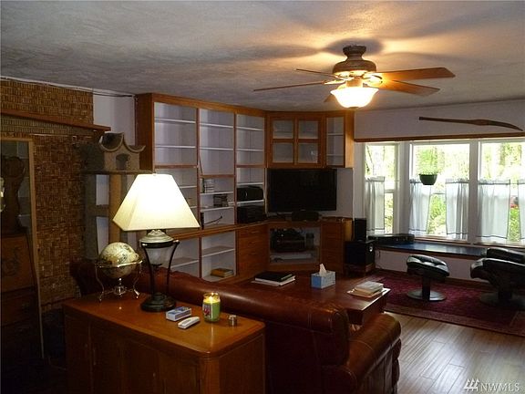 4th image of 8132 Island View Dr NE